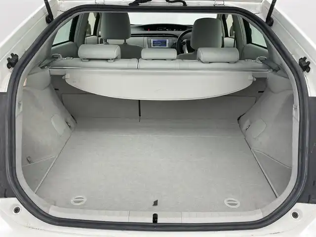 トヨタ プリウス S 愛知県 2012(平24)年 12.8万km ホワイトパールクリスタルシャイン 純正7インチナビ/・CD/・Bluetooth/・ワンセグ/バックカメラ/ビルトインETC/ドアバイザー/オートライト/LEDヘッドライト/フォグランプ/ステアスイッチ/純正ホイールキャップ/電格ミラー/オートエアコン/走行モード切替/プッシュスタート/スマートキー