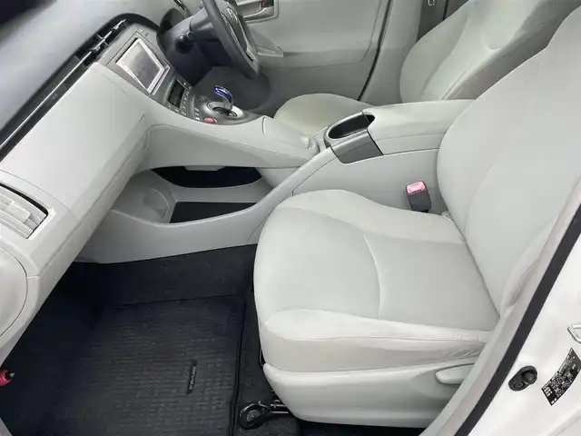 トヨタ プリウス S 愛知県 2012(平24)年 12.8万km ホワイトパールクリスタルシャイン 純正7インチナビ/・CD/・Bluetooth/・ワンセグ/バックカメラ/ビルトインETC/ドアバイザー/オートライト/LEDヘッドライト/フォグランプ/ステアスイッチ/純正ホイールキャップ/電格ミラー/オートエアコン/走行モード切替/プッシュスタート/スマートキー