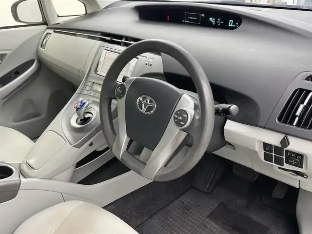 トヨタ プリウス S 愛知県 2012(平24)年 12.8万km ホワイトパールクリスタルシャイン 純正7インチナビ/・CD/・Bluetooth/・ワンセグ/バックカメラ/ビルトインETC/ドアバイザー/オートライト/LEDヘッドライト/フォグランプ/ステアスイッチ/純正ホイールキャップ/電格ミラー/オートエアコン/走行モード切替/プッシュスタート/スマートキー