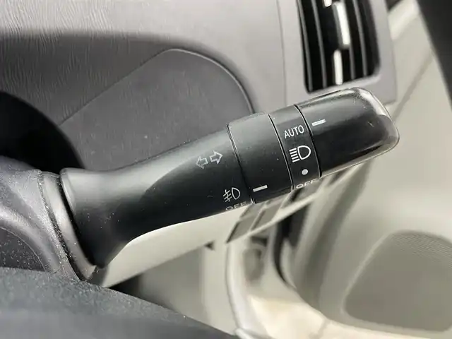 トヨタ プリウス S 愛知県 2012(平24)年 12.8万km ホワイトパールクリスタルシャイン 純正7インチナビ/・CD/・Bluetooth/・ワンセグ/バックカメラ/ビルトインETC/ドアバイザー/オートライト/LEDヘッドライト/フォグランプ/ステアスイッチ/純正ホイールキャップ/電格ミラー/オートエアコン/走行モード切替/プッシュスタート/スマートキー