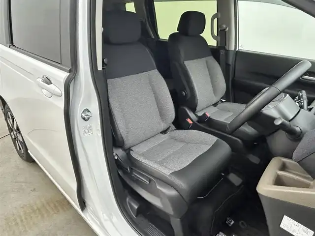 ホンダ フリード ハイブリット e:HEV AIR EX 岡山県 2025(令7)年 0.7万km プラチナホワイトパール 純正11.4インチナビ（LXM-247VFLi）/・FM/AM/Bluetooth/フルセグ/CD/DVD/全方位カメラ/ハーフレザーシート/・シートヒーター/両側パワースライドドア/ETC2.0/ドライブレコーダー/ホンダセンシング/・衝突軽減ブレーキ/・車線逸脱警報/・アダプティブクルーズコントロール/・オートハイビーム/BSM/オートブレーキホールド/純正フロアマット/純正アルミ/新車保証書/取扱説明書/スペアキー×１