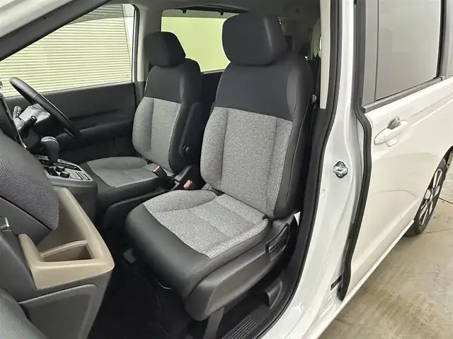 ホンダ フリード ハイブリット e:HEV AIR EX 岡山県 2025(令7)年 0.7万km プラチナホワイトパール 純正11.4インチナビ（LXM-247VFLi）/・FM/AM/Bluetooth/フルセグ/CD/DVD/全方位カメラ/ハーフレザーシート/・シートヒーター/両側パワースライドドア/ETC2.0/ドライブレコーダー/ホンダセンシング/・衝突軽減ブレーキ/・車線逸脱警報/・アダプティブクルーズコントロール/・オートハイビーム/BSM/オートブレーキホールド/純正フロアマット/純正アルミ/新車保証書/取扱説明書/スペアキー×１