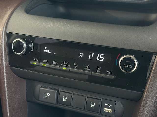 トヨタ ヤリスクロス Z 大阪府 2022(令4)年 2.2万km ホワイトパールクリスタルシャイン /ワンオーナー//衝突軽減ブレーキ//レーンキープアシスト//追従クルーズコントロール//ビルトインETC//ディスプレーオーディオ/・ラジオ/USB/Bluetooth//バックカメラ//ステアリングスイッチ//ハーフレザーシート//前席シートヒーター//オートハイビーム//純正18AW//前後ドラレコ【DC-DR652】//革巻きH