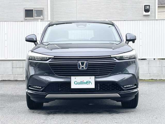 ホンダ ヴェゼル ハイブリッド e:HEV Z 栃木県 2023(令5)年 3.8万km メテオロイドグレーメタリック Honda SENSING/・衝突軽減ブレーキ(CMBS)/・誤発進抑制機能/・後方誤発進抑制機能/・近距離衝突軽減ブレーキ/・歩行者事故低減ステアリング/・路外逸脱抑制機能/・渋滞追従機能付アダプティブクルーズコントロー(ACC)/・車線維持支援システム(LKAS)/・トラフィックジャムアシスト(渋滞運転支援機能)/・先行車発進お知らせ機能/・標識認識機能/・オートハイビーム/・パーキングセンサーシステム/アダプティブドライビングビーム/ハンズフリーアクセスパワーテールゲート/純正9インチSDナビ［VXU-235VZi］/・フルセグ/・Bluetooth/・DVD/CD/SD/・USB/リアワイドカメラ/ETC/コンビシート/運転席＆助手席シートヒーター/パドルシフト/フルLEDヘッドライト/18インチアルミホイール