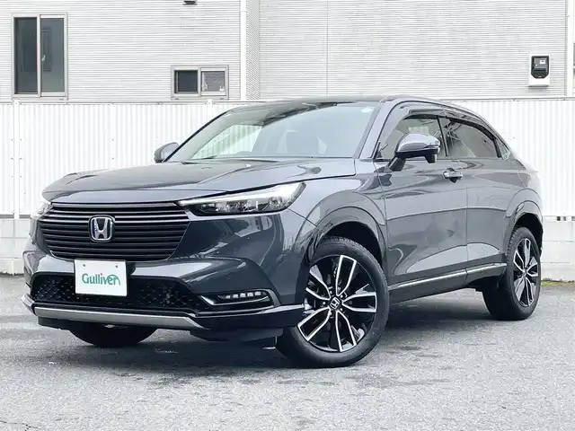 ホンダ ヴェゼル ハイブリッド e:HEV Z 栃木県 2023(令5)年 3.8万km メテオロイドグレーメタリック Honda SENSING/・衝突軽減ブレーキ(CMBS)/・誤発進抑制機能/・後方誤発進抑制機能/・近距離衝突軽減ブレーキ/・歩行者事故低減ステアリング/・路外逸脱抑制機能/・渋滞追従機能付アダプティブクルーズコントロー(ACC)/・車線維持支援システム(LKAS)/・トラフィックジャムアシスト(渋滞運転支援機能)/・先行車発進お知らせ機能/・標識認識機能/・オートハイビーム/・パーキングセンサーシステム/アダプティブドライビングビーム/ハンズフリーアクセスパワーテールゲート/純正9インチSDナビ［VXU-235VZi］/・フルセグ/・Bluetooth/・DVD/CD/SD/・USB/リアワイドカメラ/ETC/コンビシート/運転席＆助手席シートヒーター/パドルシフト/フルLEDヘッドライト/18インチアルミホイール