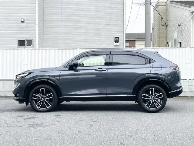 ホンダ ヴェゼル ハイブリッド e:HEV Z 栃木県 2023(令5)年 3.8万km メテオロイドグレーメタリック Honda SENSING/・衝突軽減ブレーキ(CMBS)/・誤発進抑制機能/・後方誤発進抑制機能/・近距離衝突軽減ブレーキ/・歩行者事故低減ステアリング/・路外逸脱抑制機能/・渋滞追従機能付アダプティブクルーズコントロー(ACC)/・車線維持支援システム(LKAS)/・トラフィックジャムアシスト(渋滞運転支援機能)/・先行車発進お知らせ機能/・標識認識機能/・オートハイビーム/・パーキングセンサーシステム/アダプティブドライビングビーム/ハンズフリーアクセスパワーテールゲート/純正9インチSDナビ［VXU-235VZi］/・フルセグ/・Bluetooth/・DVD/CD/SD/・USB/リアワイドカメラ/ETC/コンビシート/運転席＆助手席シートヒーター/パドルシフト/フルLEDヘッドライト/18インチアルミホイール