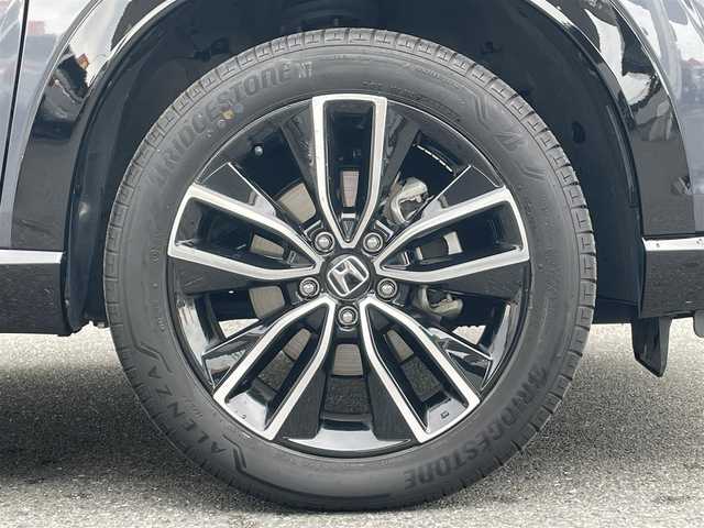 ホンダ ヴェゼル ハイブリッド e:HEV Z 栃木県 2023(令5)年 3.8万km メテオロイドグレーメタリック Honda SENSING/・衝突軽減ブレーキ(CMBS)/・誤発進抑制機能/・後方誤発進抑制機能/・近距離衝突軽減ブレーキ/・歩行者事故低減ステアリング/・路外逸脱抑制機能/・渋滞追従機能付アダプティブクルーズコントロー(ACC)/・車線維持支援システム(LKAS)/・トラフィックジャムアシスト(渋滞運転支援機能)/・先行車発進お知らせ機能/・標識認識機能/・オートハイビーム/・パーキングセンサーシステム/アダプティブドライビングビーム/ハンズフリーアクセスパワーテールゲート/純正9インチSDナビ［VXU-235VZi］/・フルセグ/・Bluetooth/・DVD/CD/SD/・USB/リアワイドカメラ/ETC/コンビシート/運転席＆助手席シートヒーター/パドルシフト/フルLEDヘッドライト/18インチアルミホイール