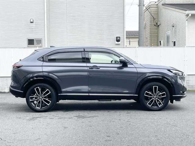 ホンダ ヴェゼル ハイブリッド e:HEV Z 栃木県 2023(令5)年 3.8万km メテオロイドグレーメタリック Honda SENSING/・衝突軽減ブレーキ(CMBS)/・誤発進抑制機能/・後方誤発進抑制機能/・近距離衝突軽減ブレーキ/・歩行者事故低減ステアリング/・路外逸脱抑制機能/・渋滞追従機能付アダプティブクルーズコントロー(ACC)/・車線維持支援システム(LKAS)/・トラフィックジャムアシスト(渋滞運転支援機能)/・先行車発進お知らせ機能/・標識認識機能/・オートハイビーム/・パーキングセンサーシステム/アダプティブドライビングビーム/ハンズフリーアクセスパワーテールゲート/純正9インチSDナビ［VXU-235VZi］/・フルセグ/・Bluetooth/・DVD/CD/SD/・USB/リアワイドカメラ/ETC/コンビシート/運転席＆助手席シートヒーター/パドルシフト/フルLEDヘッドライト/18インチアルミホイール