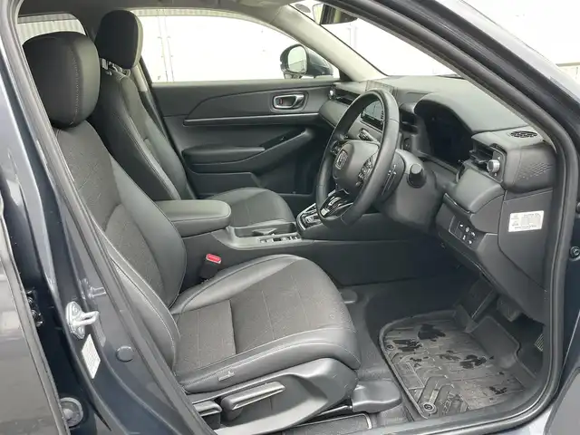 ホンダ ヴェゼル ハイブリッド e:HEV Z 栃木県 2023(令5)年 3.8万km メテオロイドグレーメタリック Honda SENSING/・衝突軽減ブレーキ(CMBS)/・誤発進抑制機能/・後方誤発進抑制機能/・近距離衝突軽減ブレーキ/・歩行者事故低減ステアリング/・路外逸脱抑制機能/・渋滞追従機能付アダプティブクルーズコントロー(ACC)/・車線維持支援システム(LKAS)/・トラフィックジャムアシスト(渋滞運転支援機能)/・先行車発進お知らせ機能/・標識認識機能/・オートハイビーム/・パーキングセンサーシステム/アダプティブドライビングビーム/ハンズフリーアクセスパワーテールゲート/純正9インチSDナビ［VXU-235VZi］/・フルセグ/・Bluetooth/・DVD/CD/SD/・USB/リアワイドカメラ/ETC/コンビシート/運転席＆助手席シートヒーター/パドルシフト/フルLEDヘッドライト/18インチアルミホイール