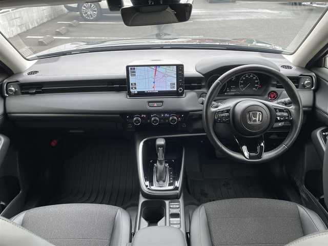 ホンダ ヴェゼル ハイブリッド e:HEV Z 栃木県 2023(令5)年 3.8万km メテオロイドグレーメタリック Honda SENSING/・衝突軽減ブレーキ(CMBS)/・誤発進抑制機能/・後方誤発進抑制機能/・近距離衝突軽減ブレーキ/・歩行者事故低減ステアリング/・路外逸脱抑制機能/・渋滞追従機能付アダプティブクルーズコントロー(ACC)/・車線維持支援システム(LKAS)/・トラフィックジャムアシスト(渋滞運転支援機能)/・先行車発進お知らせ機能/・標識認識機能/・オートハイビーム/・パーキングセンサーシステム/アダプティブドライビングビーム/ハンズフリーアクセスパワーテールゲート/純正9インチSDナビ［VXU-235VZi］/・フルセグ/・Bluetooth/・DVD/CD/SD/・USB/リアワイドカメラ/ETC/コンビシート/運転席＆助手席シートヒーター/パドルシフト/フルLEDヘッドライト/18インチアルミホイール