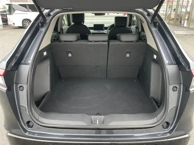 ホンダ ヴェゼル ハイブリッド e:HEV Z 栃木県 2023(令5)年 3.8万km メテオロイドグレーメタリック Honda SENSING/・衝突軽減ブレーキ(CMBS)/・誤発進抑制機能/・後方誤発進抑制機能/・近距離衝突軽減ブレーキ/・歩行者事故低減ステアリング/・路外逸脱抑制機能/・渋滞追従機能付アダプティブクルーズコントロー(ACC)/・車線維持支援システム(LKAS)/・トラフィックジャムアシスト(渋滞運転支援機能)/・先行車発進お知らせ機能/・標識認識機能/・オートハイビーム/・パーキングセンサーシステム/アダプティブドライビングビーム/ハンズフリーアクセスパワーテールゲート/純正9インチSDナビ［VXU-235VZi］/・フルセグ/・Bluetooth/・DVD/CD/SD/・USB/リアワイドカメラ/ETC/コンビシート/運転席＆助手席シートヒーター/パドルシフト/フルLEDヘッドライト/18インチアルミホイール