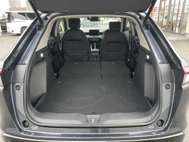 ホンダ ヴェゼル ハイブリッド e:HEV Z 栃木県 2023(令5)年 3.8万km メテオロイドグレーメタリック Honda SENSING/・衝突軽減ブレーキ(CMBS)/・誤発進抑制機能/・後方誤発進抑制機能/・近距離衝突軽減ブレーキ/・歩行者事故低減ステアリング/・路外逸脱抑制機能/・渋滞追従機能付アダプティブクルーズコントロー(ACC)/・車線維持支援システム(LKAS)/・トラフィックジャムアシスト(渋滞運転支援機能)/・先行車発進お知らせ機能/・標識認識機能/・オートハイビーム/・パーキングセンサーシステム/アダプティブドライビングビーム/ハンズフリーアクセスパワーテールゲート/純正9インチSDナビ［VXU-235VZi］/・フルセグ/・Bluetooth/・DVD/CD/SD/・USB/リアワイドカメラ/ETC/コンビシート/運転席＆助手席シートヒーター/パドルシフト/フルLEDヘッドライト/18インチアルミホイール