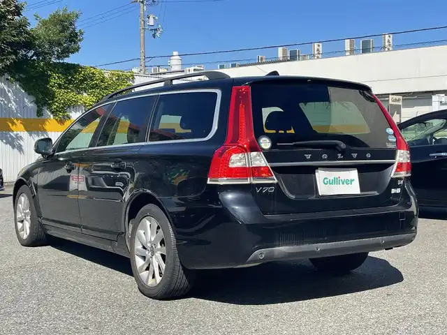 ボルボ Ｖ７０ T4 SE 兵庫県 2014(平26)年 7.8万km 黒 純正ＳＤナビ/・ワンセグＴＶ/・ＡＵＸ/・ＵＳＢ/・オートライト/・純正アルミ/・純正フロアマット/・パドルシフト/・シートヒーター/・エアーシート/・レザーシート/・パワーシート/・スマートキー×２/・取説/・保証書/・パドルシフト/・ルーフレール