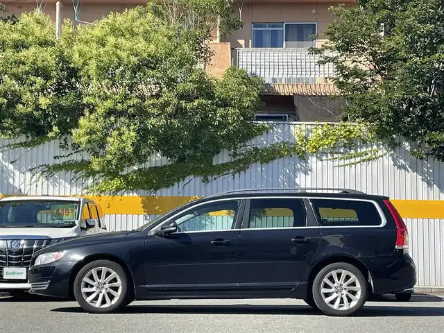 ボルボ Ｖ７０ T4 SE 兵庫県 2014(平26)年 7.8万km 黒 純正ＳＤナビ/・ワンセグＴＶ/・ＡＵＸ/・ＵＳＢ/・オートライト/・純正アルミ/・純正フロアマット/・パドルシフト/・シートヒーター/・エアーシート/・レザーシート/・パワーシート/・スマートキー×２/・取説/・保証書/・パドルシフト/・ルーフレール