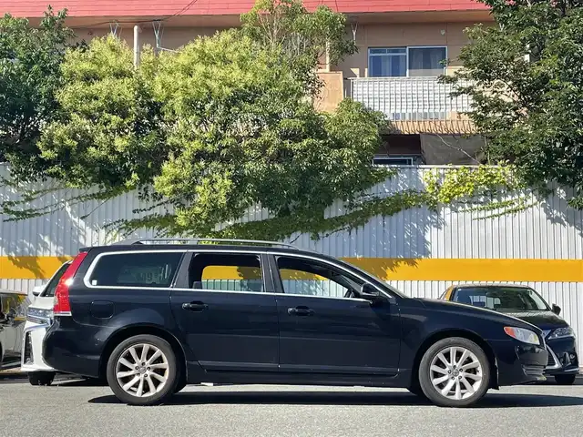 ボルボ Ｖ７０ T4 SE 兵庫県 2014(平26)年 7.8万km 黒 純正ＳＤナビ/・ワンセグＴＶ/・ＡＵＸ/・ＵＳＢ/・オートライト/・純正アルミ/・純正フロアマット/・パドルシフト/・シートヒーター/・エアーシート/・レザーシート/・パワーシート/・スマートキー×２/・取説/・保証書/・パドルシフト/・ルーフレール