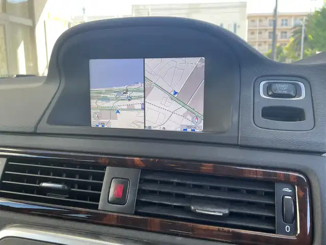 ボルボ Ｖ７０ T4 SE 兵庫県 2014(平26)年 7.8万km 黒 純正ＳＤナビ/・ワンセグＴＶ/・ＡＵＸ/・ＵＳＢ/・オートライト/・純正アルミ/・純正フロアマット/・パドルシフト/・シートヒーター/・エアーシート/・レザーシート/・パワーシート/・スマートキー×２/・取説/・保証書/・パドルシフト/・ルーフレール