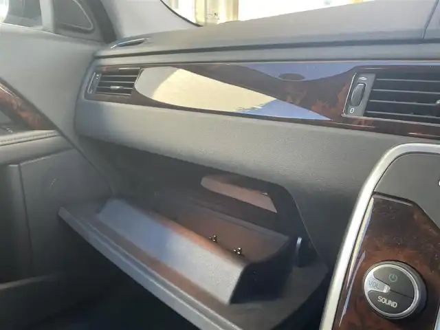 ボルボ Ｖ７０ T4 SE 兵庫県 2014(平26)年 7.8万km 黒 純正ＳＤナビ/・ワンセグＴＶ/・ＡＵＸ/・ＵＳＢ/・オートライト/・純正アルミ/・純正フロアマット/・パドルシフト/・シートヒーター/・エアーシート/・レザーシート/・パワーシート/・スマートキー×２/・取説/・保証書/・パドルシフト/・ルーフレール