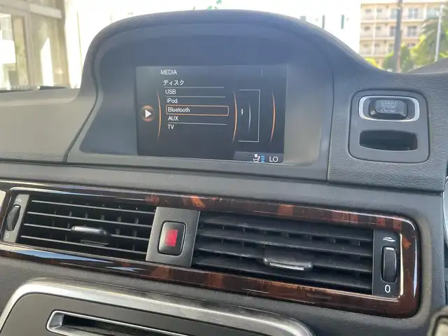 ボルボ Ｖ７０ T4 SE 兵庫県 2014(平26)年 7.8万km 黒 純正ＳＤナビ/・ワンセグＴＶ/・ＡＵＸ/・ＵＳＢ/・オートライト/・純正アルミ/・純正フロアマット/・パドルシフト/・シートヒーター/・エアーシート/・レザーシート/・パワーシート/・スマートキー×２/・取説/・保証書/・パドルシフト/・ルーフレール