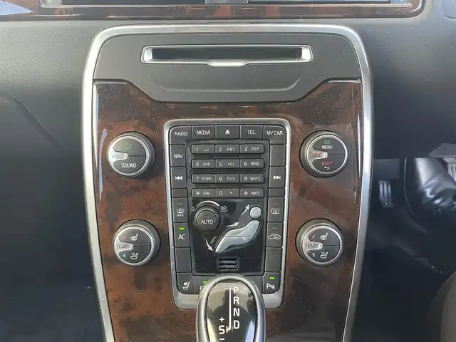 ボルボ Ｖ７０ T4 SE 兵庫県 2014(平26)年 7.8万km 黒 純正ＳＤナビ/・ワンセグＴＶ/・ＡＵＸ/・ＵＳＢ/・オートライト/・純正アルミ/・純正フロアマット/・パドルシフト/・シートヒーター/・エアーシート/・レザーシート/・パワーシート/・スマートキー×２/・取説/・保証書/・パドルシフト/・ルーフレール