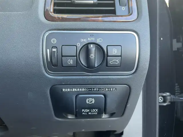 ボルボ Ｖ７０ T4 SE 兵庫県 2014(平26)年 7.8万km 黒 純正ＳＤナビ/・ワンセグＴＶ/・ＡＵＸ/・ＵＳＢ/・オートライト/・純正アルミ/・純正フロアマット/・パドルシフト/・シートヒーター/・エアーシート/・レザーシート/・パワーシート/・スマートキー×２/・取説/・保証書/・パドルシフト/・ルーフレール