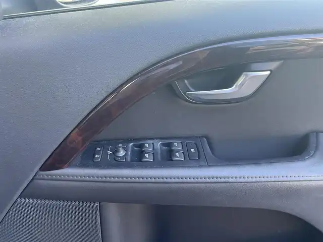 ボルボ Ｖ７０ T4 SE 兵庫県 2014(平26)年 7.8万km 黒 純正ＳＤナビ/・ワンセグＴＶ/・ＡＵＸ/・ＵＳＢ/・オートライト/・純正アルミ/・純正フロアマット/・パドルシフト/・シートヒーター/・エアーシート/・レザーシート/・パワーシート/・スマートキー×２/・取説/・保証書/・パドルシフト/・ルーフレール