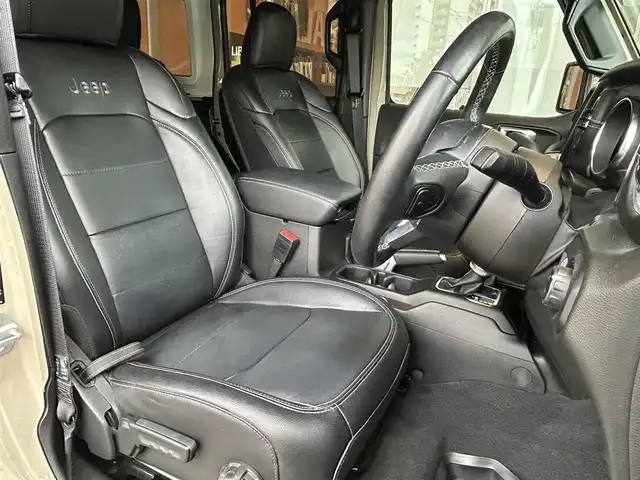 クライスラー・ジープ ジープ ラングラー LTD ED withサンライダー フリップT for HT 高知県 2022(令4)年 1.8万km ゴビ 限定車/ワンオーナー/純正ナビ/【TV/BT/AUX/USB】/バックカメラ/フロントカメラ/左サイドカメラ/ブラックレザーシート/シートヒーター/ステアリングヒーター/コーナーセンサー/アダプティブクルーズコントロール/衝突被害軽減ブレーキ/純正18インチアルミホイール/背面タイヤカバー付き/ヒルスタートアシスト/ブラインドスポットアシスト/オートディムハイビーム