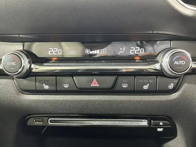 マツダ ＣＸ－３０ XD Lパッケージ 佐賀県 2020(令2)年 4.1万km マシーングレープレミアムM 純正8型ナビ/（ＡＭ/ＦＭ/CD/DVD/Bluetooth/フルセグTV）/全周囲カメラ/クルーズコントロール(追従あり)/パワーバックドア/衝突被害軽減システム/ETC/レーンアシスト/シートヒーター/レザーシート/パワーシート/シートメモリ/オートエアコン/盗難防止装置/横滑り防止装置/オートライト/オートマチックハイビーム/スマートキー/プッシュスタート/パドルシフト/コーナーセンサー/LEDヘッドライト/純正フロアマット/純正18インチアルミホイール/ステアリングスイッチ/ドアバイザー