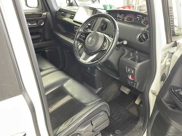 ホンダ Ｎ ＢＯＸ カスタム G L ターボ ホンダセンシング 道央・札幌 2019(平31)年 8.5万km プラチナホワイトパール ・4WD/・ワンオーナー/・ディーラーオプションナビメモリナビ（VXU-185NBi）/・Bluetooth/CD/DVD/USB/フルセグTV/・バックカメラ/・パドルシフト/・ハーフレザーシート/・シートヒーター前席/・両側パワースライドドア/・LEDヘッドライト/・オートライト/・オートマチックハイビーム/・スマートキー/・スペアキー１本/・純正エンジンスターター/・レーダークルーズコントロール/・レーンキープアシスト/・衝突被害軽減ブレーキ/・横滑り防止装置/・盗難防止装置/・ETC