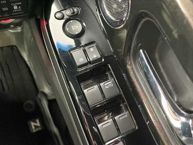 ホンダ Ｎ ＢＯＸ カスタム G L ターボ ホンダセンシング 道央・札幌 2019(平31)年 8.5万km プラチナホワイトパール ・4WD/・ワンオーナー/・ディーラーオプションナビメモリナビ（VXU-185NBi）/・Bluetooth/CD/DVD/USB/フルセグTV/・バックカメラ/・パドルシフト/・ハーフレザーシート/・シートヒーター前席/・両側パワースライドドア/・LEDヘッドライト/・オートライト/・オートマチックハイビーム/・スマートキー/・スペアキー１本/・純正エンジンスターター/・レーダークルーズコントロール/・レーンキープアシスト/・衝突被害軽減ブレーキ/・横滑り防止装置/・盗難防止装置/・ETC