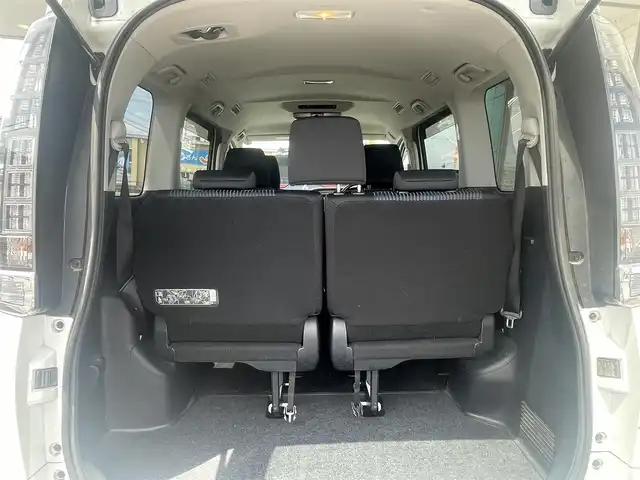 トヨタ ヴォクシー ZS 群馬県 2014(平26)年 14.4万km ホワイトパールクリスタルシャイン 純正SDナビ、地デジ、Bluetooth、CD、DVD/　（NSZT-Y62G）/バックカメラ/TVキャンセラー/革巻きステア/社外フリップダウンモニター/両側パワースライドドア/スマートキー×２/LEDヘッドライト/ビルトインETC/ドアバイザー/整備手帳、取説