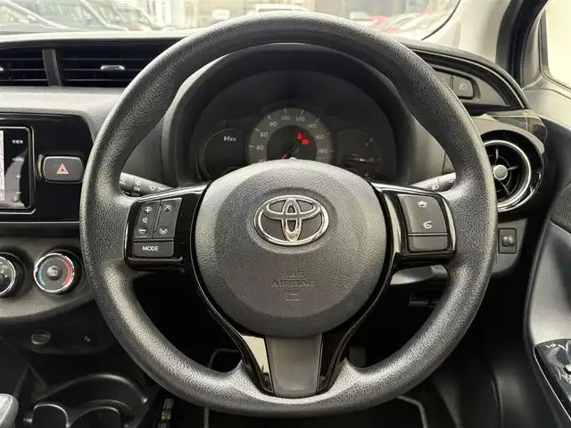 トヨタ ヴィッツ F セーフティエディション 三重県 2018(平30)年 8.7万km ボルドーマイカメタリック ♪ワンオーナー/♪車検 令和9年3月27日迄/プリクラッシュセーフティ/レーンディパーチャーアラート/オートマチックハイビーム/スマートキー×2/プッシュスタート/ドライブレコーダー/社外ナビ/・CD・SD録音・USB/・フルセグ・DVD再生/・Bluetoothオーディオ/・バックカメラ/ステアリングスイッチ/ウィンカーミラー/オートリトラクタブルミラー/ヘッドライトレベライザー/プライバシーガラス/フロアマット/ドアバイザー