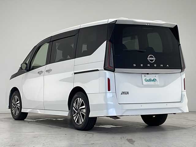 日産 セレナ ハイウェイスター V 愛知県 2023(令5)年 2.5万km プリズムホワイト プロパイロット/衝突被害軽減ブレーキ/純正ディスプレイオーディオ（ナビあり）/フリップダウンモニター/全方位カメラ/両側パワースライドドア/レーダークルーズコントロール/シートヒーター/Bluetooth/バックカメラ/イージーオープン機能/コーナーセンサー/純正アルミホイール/ETC2.0/ブラインドスポットモニター/LEDヘッドライト/パドルシフト/インテリジェントミラー/ステアリングヒーター/リアオートエアコン/オートマチックハイビーム/ステアリングスイッチ/スマートキー/プッシュスタート