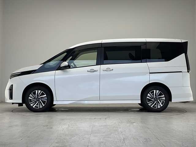 日産 セレナ ハイウェイスター V 愛知県 2023(令5)年 2.5万km プリズムホワイト プロパイロット/衝突被害軽減ブレーキ/純正ディスプレイオーディオ（ナビあり）/フリップダウンモニター/全方位カメラ/両側パワースライドドア/レーダークルーズコントロール/シートヒーター/Bluetooth/バックカメラ/イージーオープン機能/コーナーセンサー/純正アルミホイール/ETC2.0/ブラインドスポットモニター/LEDヘッドライト/パドルシフト/インテリジェントミラー/ステアリングヒーター/リアオートエアコン/オートマチックハイビーム/ステアリングスイッチ/スマートキー/プッシュスタート