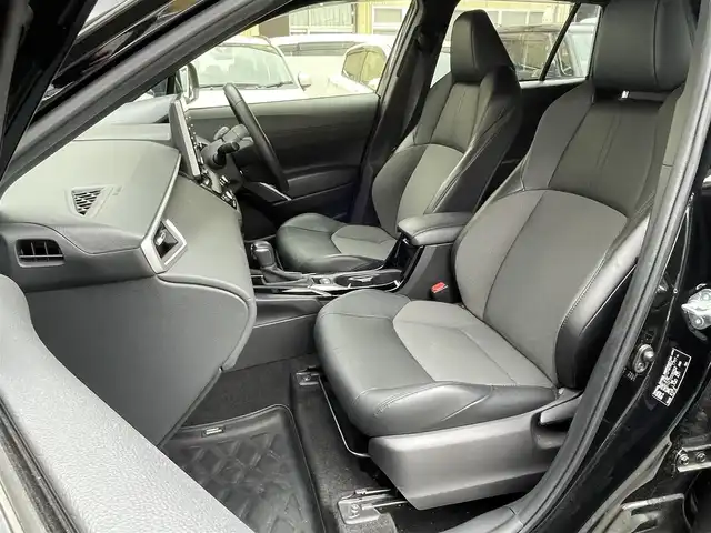 トヨタ カローラ クロス Z 福岡県 2022(令4)年 3.2万km アティチュードブラックマイカ ワンオーナー/純正ナビ/（AM/FM/USB/ミラーキャスト/Bluetooth）/横滑り防止/クルーズコントロール追従あり/レーンキープ/ハンズフリー/オートマチックハイビーム/オートホールド/パワーバックドア/パワーシート（運転席）/シートヒーター（運転席/助手席）/アラウンドビューモニター/ビルドインETC/純正アルミホイール/社外フロアマット/オートライト/フォグランプ/電格ミラー/保証書/取扱説明書/スペアキー×１