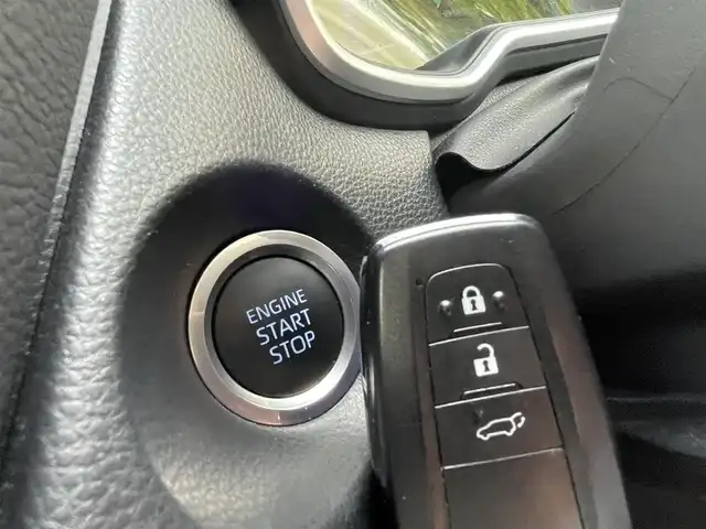 トヨタ カローラ クロス Z 福岡県 2022(令4)年 3.2万km アティチュードブラックマイカ ワンオーナー/純正ナビ/（AM/FM/USB/ミラーキャスト/Bluetooth）/横滑り防止/クルーズコントロール追従あり/レーンキープ/ハンズフリー/オートマチックハイビーム/オートホールド/パワーバックドア/パワーシート（運転席）/シートヒーター（運転席/助手席）/アラウンドビューモニター/ビルドインETC/純正アルミホイール/社外フロアマット/オートライト/フォグランプ/電格ミラー/保証書/取扱説明書/スペアキー×１
