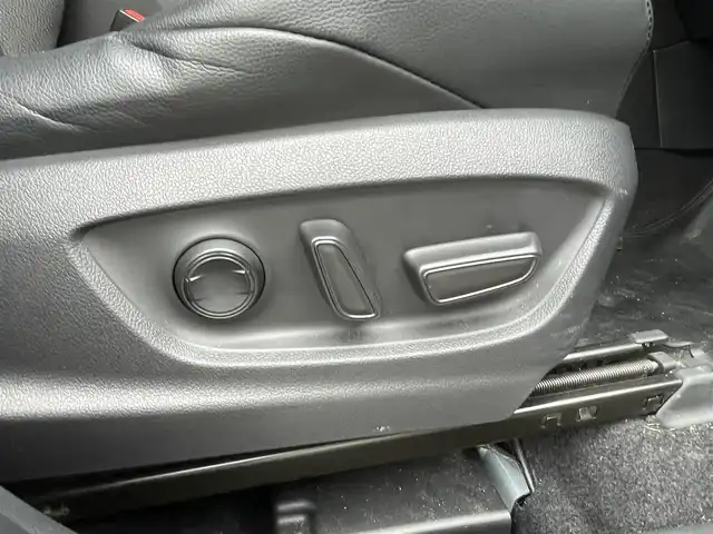 トヨタ カローラ クロス Z 福岡県 2022(令4)年 3.2万km アティチュードブラックマイカ ワンオーナー/純正ナビ/（AM/FM/USB/ミラーキャスト/Bluetooth）/横滑り防止/クルーズコントロール追従あり/レーンキープ/ハンズフリー/オートマチックハイビーム/オートホールド/パワーバックドア/パワーシート（運転席）/シートヒーター（運転席/助手席）/アラウンドビューモニター/ビルドインETC/純正アルミホイール/社外フロアマット/オートライト/フォグランプ/電格ミラー/保証書/取扱説明書/スペアキー×１