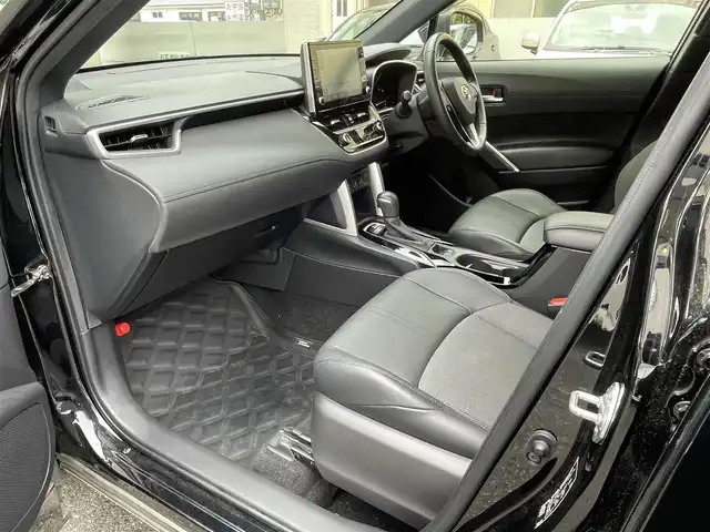 トヨタ カローラ クロス Z 福岡県 2022(令4)年 3.2万km アティチュードブラックマイカ ワンオーナー/純正ナビ/（AM/FM/USB/ミラーキャスト/Bluetooth）/横滑り防止/クルーズコントロール追従あり/レーンキープ/ハンズフリー/オートマチックハイビーム/オートホールド/パワーバックドア/パワーシート（運転席）/シートヒーター（運転席/助手席）/アラウンドビューモニター/ビルドインETC/純正アルミホイール/社外フロアマット/オートライト/フォグランプ/電格ミラー/保証書/取扱説明書/スペアキー×１