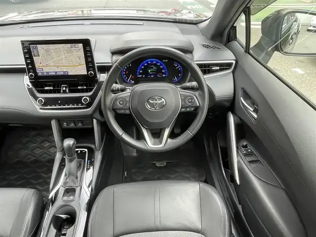 トヨタ カローラ クロス Z 福岡県 2022(令4)年 3.2万km アティチュードブラックマイカ ワンオーナー/純正ナビ/（AM/FM/USB/ミラーキャスト/Bluetooth）/横滑り防止/クルーズコントロール追従あり/レーンキープ/ハンズフリー/オートマチックハイビーム/オートホールド/パワーバックドア/パワーシート（運転席）/シートヒーター（運転席/助手席）/アラウンドビューモニター/ビルドインETC/純正アルミホイール/社外フロアマット/オートライト/フォグランプ/電格ミラー/保証書/取扱説明書/スペアキー×１