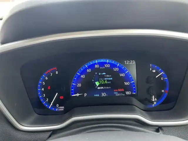 トヨタ カローラ クロス Z 福岡県 2022(令4)年 3.2万km アティチュードブラックマイカ ワンオーナー/純正ナビ/（AM/FM/USB/ミラーキャスト/Bluetooth）/横滑り防止/クルーズコントロール追従あり/レーンキープ/ハンズフリー/オートマチックハイビーム/オートホールド/パワーバックドア/パワーシート（運転席）/シートヒーター（運転席/助手席）/アラウンドビューモニター/ビルドインETC/純正アルミホイール/社外フロアマット/オートライト/フォグランプ/電格ミラー/保証書/取扱説明書/スペアキー×１