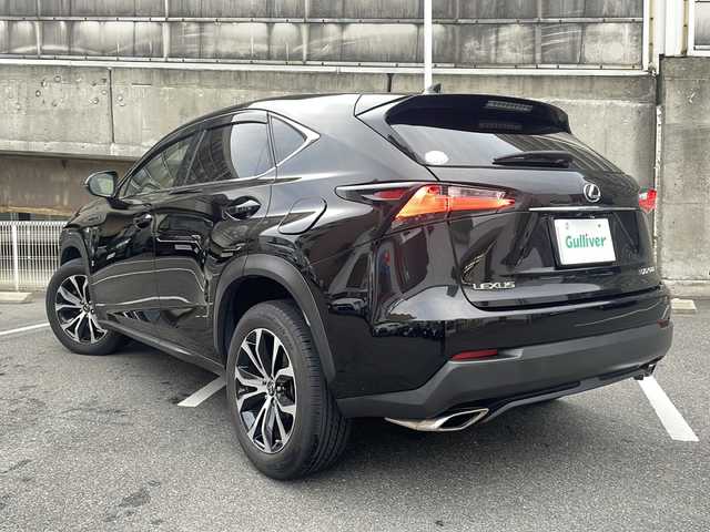 レクサス ＮＸ 200t Fスポーツ 愛知県 2015(平27)年 6.1万km スターライトブラックガラスフレーク サンルーフ/純正ナビ/フルセグＴＶ・ＣＤ・ＤＶＤ・Ｂｌｕｅｔｏｏｔｈ・ブルーレイ/パワーバックドア/黒レザーシート/前席シートヒーター/前席エアーシート/運転席メモリー機能付きパワーシート/ステアリングヒーター/クルーズコントロール/パドルシフト/オートブレーキホールド/オートライト/LEDヘッドライト/フォグランプ/社外前方ドライブレコーダー（ケンウッド）/アイドリングストップ/ステアリングスイッチ/ビルトインＥＴＣ/左側サイドカメラ/純正フロアマット/純正ドアバイザー/カードキー/スマートキー/プッシュスタート/スペアキー/保証書/取扱説明書/整備記録簿（H30.R6）