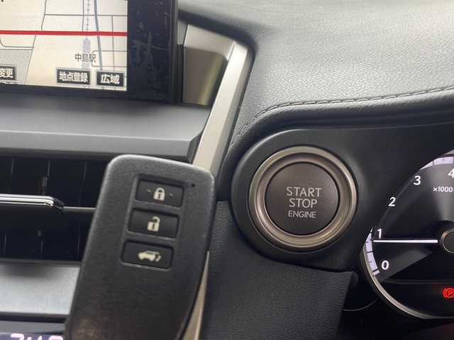 レクサス ＮＸ 200t Fスポーツ 愛知県 2015(平27)年 6.1万km スターライトブラックガラスフレーク サンルーフ/純正ナビ/フルセグＴＶ・ＣＤ・ＤＶＤ・Ｂｌｕｅｔｏｏｔｈ・ブルーレイ/パワーバックドア/黒レザーシート/前席シートヒーター/前席エアーシート/運転席メモリー機能付きパワーシート/ステアリングヒーター/クルーズコントロール/パドルシフト/オートブレーキホールド/オートライト/LEDヘッドライト/フォグランプ/社外前方ドライブレコーダー（ケンウッド）/アイドリングストップ/ステアリングスイッチ/ビルトインＥＴＣ/左側サイドカメラ/純正フロアマット/純正ドアバイザー/カードキー/スマートキー/プッシュスタート/スペアキー/保証書/取扱説明書/整備記録簿（H30.R6）