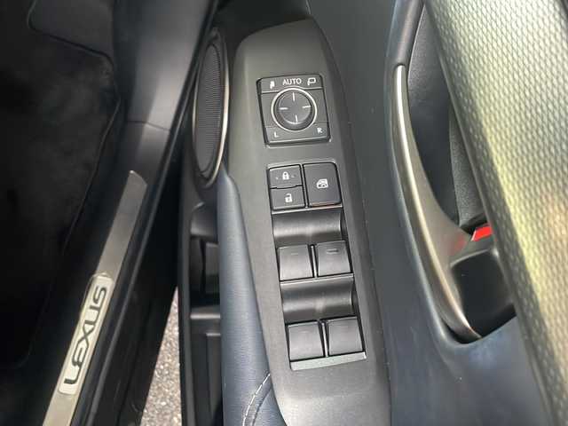 レクサス ＮＸ 200t Fスポーツ 愛知県 2015(平27)年 6.1万km スターライトブラックガラスフレーク サンルーフ/純正ナビ/フルセグＴＶ・ＣＤ・ＤＶＤ・Ｂｌｕｅｔｏｏｔｈ・ブルーレイ/パワーバックドア/黒レザーシート/前席シートヒーター/前席エアーシート/運転席メモリー機能付きパワーシート/ステアリングヒーター/クルーズコントロール/パドルシフト/オートブレーキホールド/オートライト/LEDヘッドライト/フォグランプ/社外前方ドライブレコーダー（ケンウッド）/アイドリングストップ/ステアリングスイッチ/ビルトインＥＴＣ/左側サイドカメラ/純正フロアマット/純正ドアバイザー/カードキー/スマートキー/プッシュスタート/スペアキー/保証書/取扱説明書/整備記録簿（H30.R6）