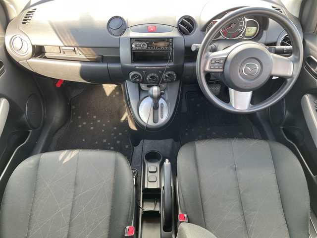 マツダ デミオ 13C 神奈川県 2012(平24)年 8.5万km アークティックホワイト カーオーディオ（CD/AUX）/リモコンキー　/ドアバイザー　/ハロゲンヘッドライト　/純正フロアマット　/リモコンキー　/ABS　/Wエアバック　/保証書　/取扱説明書　/記録簿　/パワーステアリング　/パワーウィンドウ