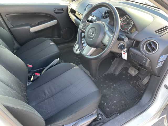 マツダ デミオ 13C 神奈川県 2012(平24)年 8.5万km アークティックホワイト カーオーディオ（CD/AUX）/リモコンキー　/ドアバイザー　/ハロゲンヘッドライト　/純正フロアマット　/リモコンキー　/ABS　/Wエアバック　/保証書　/取扱説明書　/記録簿　/パワーステアリング　/パワーウィンドウ