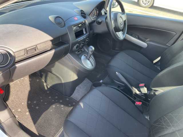 マツダ デミオ 13C 神奈川県 2012(平24)年 8.5万km アークティックホワイト カーオーディオ（CD/AUX）/リモコンキー　/ドアバイザー　/ハロゲンヘッドライト　/純正フロアマット　/リモコンキー　/ABS　/Wエアバック　/保証書　/取扱説明書　/記録簿　/パワーステアリング　/パワーウィンドウ