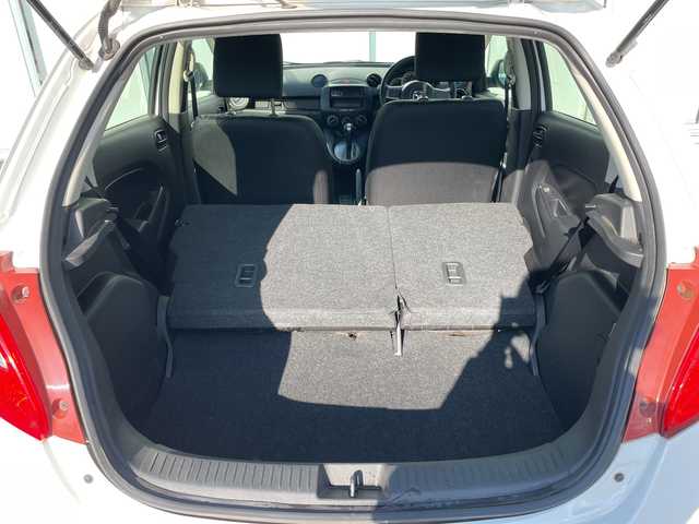 マツダ デミオ 13C 神奈川県 2012(平24)年 8.5万km アークティックホワイト カーオーディオ（CD/AUX）/リモコンキー　/ドアバイザー　/ハロゲンヘッドライト　/純正フロアマット　/リモコンキー　/ABS　/Wエアバック　/保証書　/取扱説明書　/記録簿　/パワーステアリング　/パワーウィンドウ