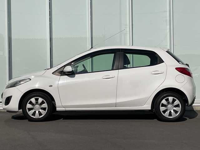 マツダ デミオ 13C 神奈川県 2012(平24)年 8.5万km アークティックホワイト カーオーディオ（CD/AUX）/リモコンキー　/ドアバイザー　/ハロゲンヘッドライト　/純正フロアマット　/リモコンキー　/ABS　/Wエアバック　/保証書　/取扱説明書　/記録簿　/パワーステアリング　/パワーウィンドウ