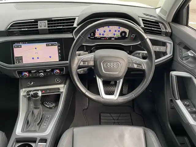 アウディ Ｑ３ 35TFSI アドバンスド 東京都 2021(令3)年 4.3万km グレイシアホワイトメタリック バーチャルコックピット/ベーシックパッケージ/　・シートヒーター （フロント）/　・シート電動調整機能 （フロント）/　・オートマチックテールゲート/　・アウディホールドアシスト/　・ランバーサポート 4ウェイ （フロント）/　・アウディドライブセレクト/アシスタンスパッケージ/　・アダプティブクルーズアシスト/　・エマージェンシーアシスト/　・ハイビームアシスト/　・サイドアシスト/　・リヤクロストラフィックアシスト/テクノロジーパッケージ/　・スマートフォンインターフェース/　・ワイヤレスチャージング/純正MMIナビゲーション/サラウンドビューカメラ/LEDヘッドライト/ルーフレール/アドバンストキーシステム/純正ドライブレコーダー