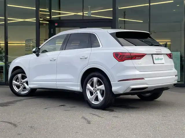アウディ Ｑ３ 35TFSI アドバンスド 東京都 2021(令3)年 4.3万km グレイシアホワイトメタリック バーチャルコックピット/ベーシックパッケージ/　・シートヒーター （フロント）/　・シート電動調整機能 （フロント）/　・オートマチックテールゲート/　・アウディホールドアシスト/　・ランバーサポート 4ウェイ （フロント）/　・アウディドライブセレクト/アシスタンスパッケージ/　・アダプティブクルーズアシスト/　・エマージェンシーアシスト/　・ハイビームアシスト/　・サイドアシスト/　・リヤクロストラフィックアシスト/テクノロジーパッケージ/　・スマートフォンインターフェース/　・ワイヤレスチャージング/純正MMIナビゲーション/サラウンドビューカメラ/LEDヘッドライト/ルーフレール/アドバンストキーシステム/純正ドライブレコーダー