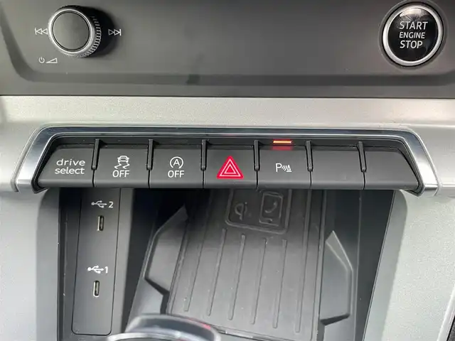 アウディ Ｑ３ 35TFSI アドバンスド 東京都 2021(令3)年 4.3万km グレイシアホワイトメタリック バーチャルコックピット/ベーシックパッケージ/　・シートヒーター （フロント）/　・シート電動調整機能 （フロント）/　・オートマチックテールゲート/　・アウディホールドアシスト/　・ランバーサポート 4ウェイ （フロント）/　・アウディドライブセレクト/アシスタンスパッケージ/　・アダプティブクルーズアシスト/　・エマージェンシーアシスト/　・ハイビームアシスト/　・サイドアシスト/　・リヤクロストラフィックアシスト/テクノロジーパッケージ/　・スマートフォンインターフェース/　・ワイヤレスチャージング/純正MMIナビゲーション/サラウンドビューカメラ/LEDヘッドライト/ルーフレール/アドバンストキーシステム/純正ドライブレコーダー